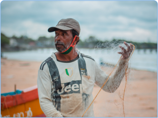 Notícia 1 - Pescador segurando rede de pesca