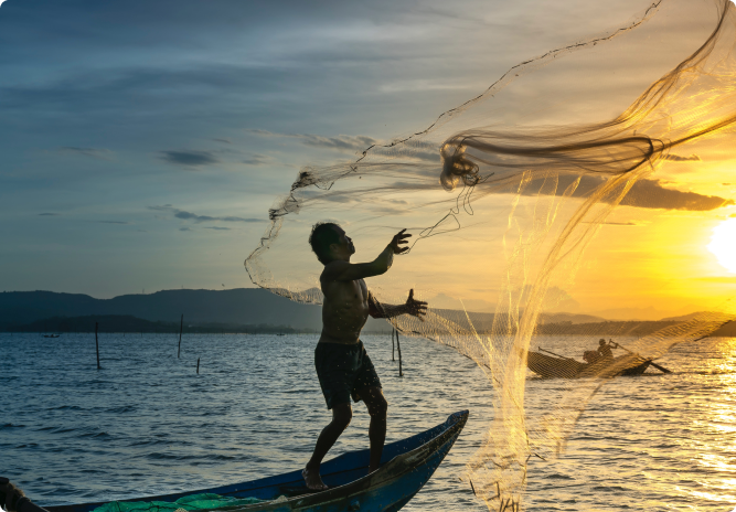 Pescador jogando rede de pesca no horizonte com Sol